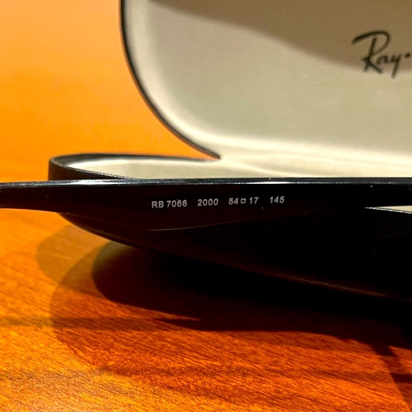 Black like new Ray-Bans - Picture 4 of 4